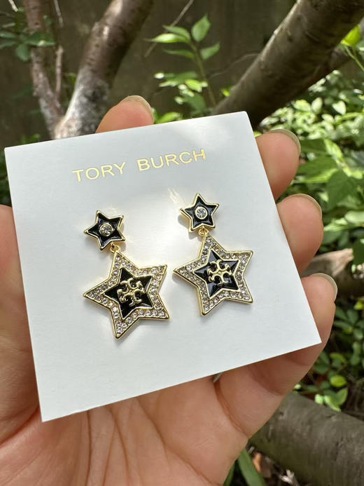 原单正品 TB密镶水钻五角星耳钉，一共是两个颜色哈，黑色和玉色 。材质:金属黄铜镀金➕进口水钻➕珐琅滴油
耳针采用防过敏医用钢针，硬度也较高
简易包装 商品图10