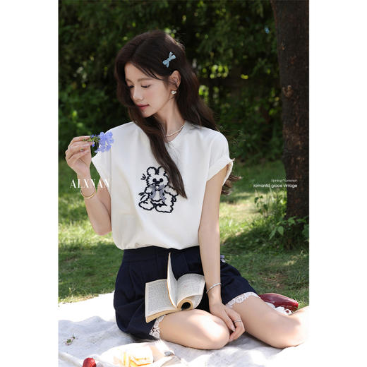 鹿向南「甜柔奶熊」白色通勤时尚女t恤夏季小众宽松正肩短袖上衣L557129 商品图4