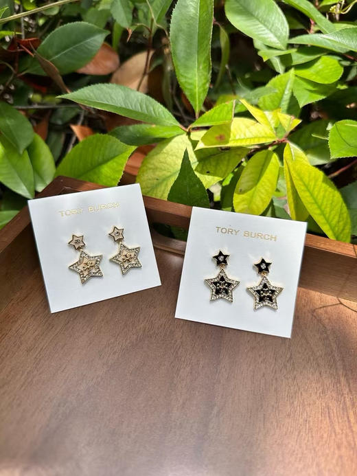 原单正品 TB密镶水钻五角星耳钉，一共是两个颜色哈，黑色和玉色 。材质:金属黄铜镀金➕进口水钻➕珐琅滴油
耳针采用防过敏医用钢针，硬度也较高
简易包装 商品图6