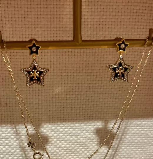 原单正品 TB密镶水钻五角星耳钉，一共是两个颜色哈，黑色和玉色 。材质:金属黄铜镀金➕进口水钻➕珐琅滴油
耳针采用防过敏医用钢针，硬度也较高
简易包装 商品图14