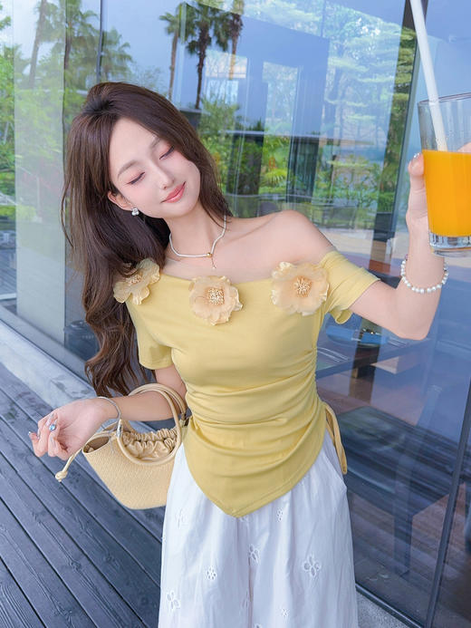 张心子【橘子气泡水】小性感露肩显白气质立体花上衣 U2505039 商品图3