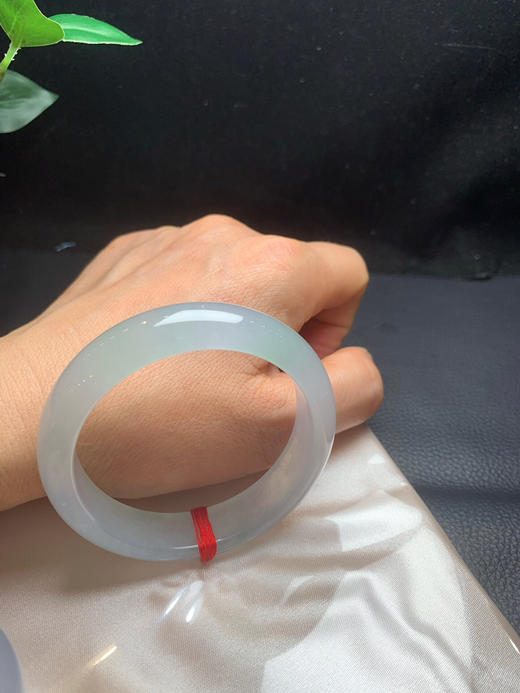 620022，52.2冰底起光种水镯。超级冰透 。局部带甜绿底，整体干净均匀，小清新 商品图5