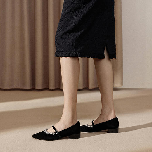 千百度钻饰尖头羊皮玛丽珍鞋女气质百搭新款低跟通勤舒适浅口单鞋A25137008 商品图2