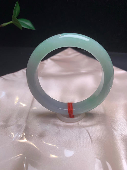 620019，54.8 冰甜绿手镯，大半圈带甜绿底，清新冰润，底子细细的 商品图0