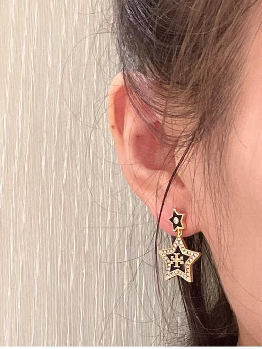 原单正品 TB密镶水钻五角星耳钉，一共是两个颜色哈，黑色和玉色 。材质:金属黄铜镀金➕进口水钻➕珐琅滴油
耳针采用防过敏医用钢针，硬度也较高
简易包装 商品图7
