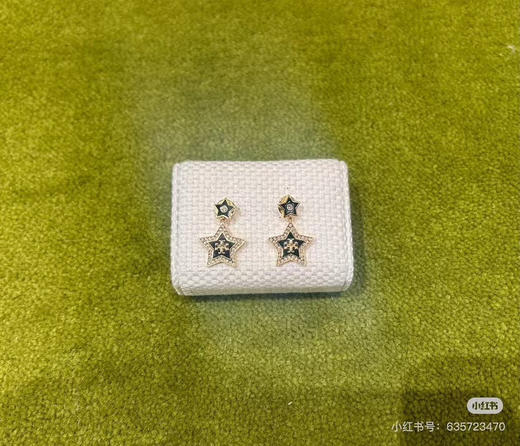 原单正品 TB密镶水钻五角星耳钉，一共是两个颜色哈，黑色和玉色 。材质:金属黄铜镀金➕进口水钻➕珐琅滴油
耳针采用防过敏医用钢针，硬度也较高
简易包装 商品图9