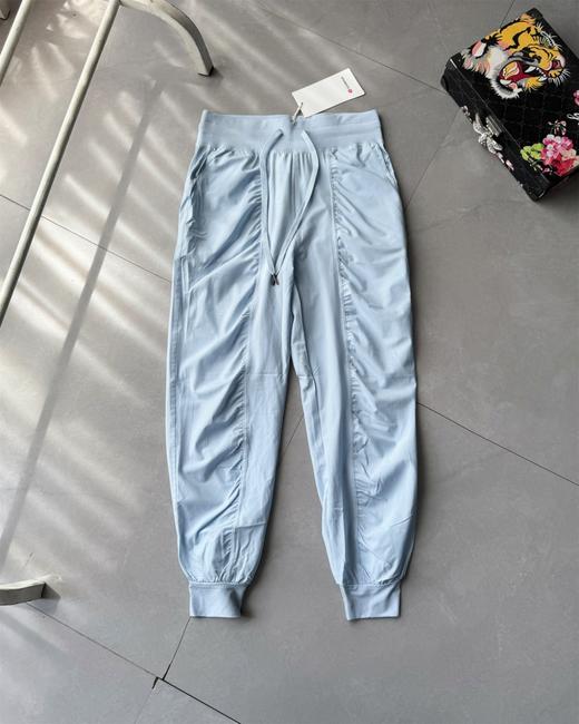 点此购买 lulu露露轻薄透气运动裤女宽松显瘦跑步休闲褶皱皮肤裤 LL 319324 商品图3