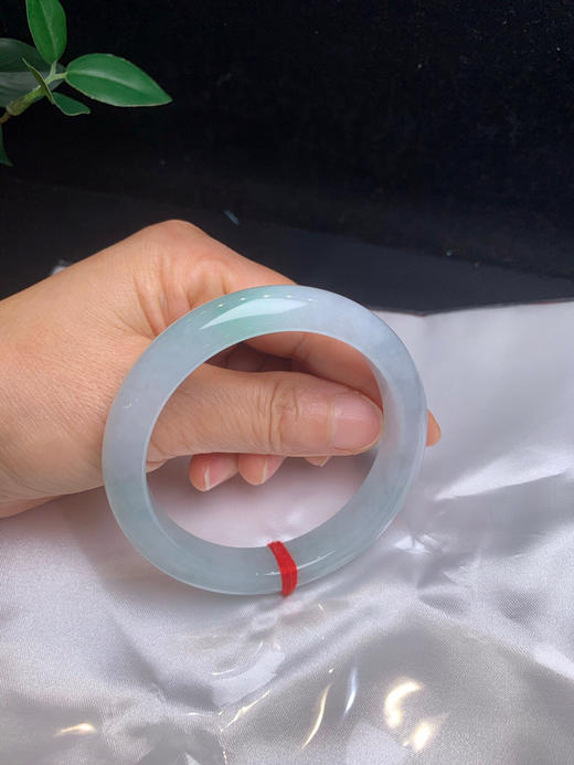 620016，57.5糯冰飘绿手镯，清新细条正圈，飘一抹色，整体种水不错 商品图5