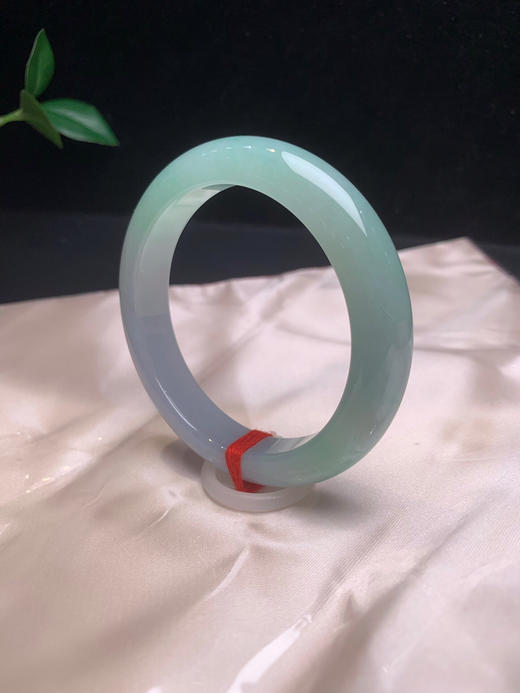 620019，54.8 冰甜绿手镯，大半圈带甜绿底，清新冰润，底子细细的 商品图1