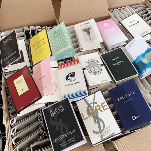 送大牌香水小样【YSL圣罗兰黑皮革&粉气垫】❤谁用谁是妈生好皮 YSL粉气垫，干皮挚爱，轻松打造清透奶油肌 ◆YSL黑皮革气垫，适合混油肌，打造自然裸妆感 商品图4