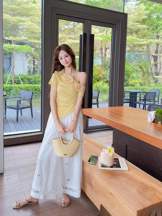 张心子【橘子气泡水】小性感露肩显白气质立体花上衣 U2505039 商品图8