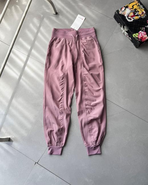 点此购买 lulu露露轻薄透气运动裤女宽松显瘦跑步休闲褶皱皮肤裤 LL 319324 商品图1