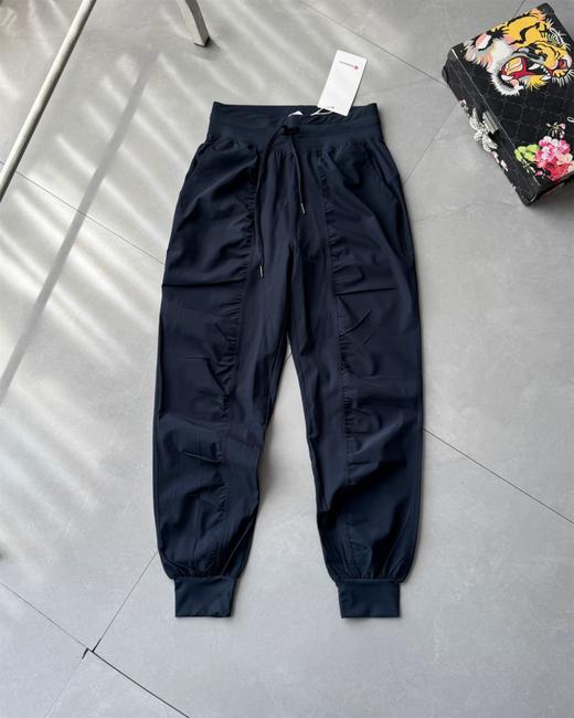 点此购买 lulu露露轻薄透气运动裤女宽松显瘦跑步休闲褶皱皮肤裤 LL 319324 商品图4