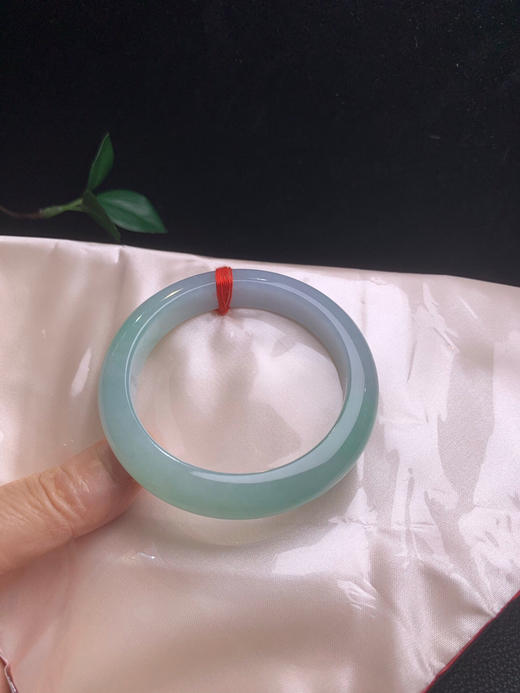 620019，54.8 冰甜绿手镯，大半圈带甜绿底，清新冰润，底子细细的 商品图4