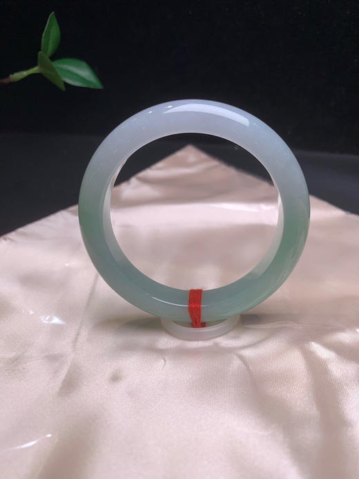 620019，54.8 冰甜绿手镯，大半圈带甜绿底，清新冰润，底子细细的 商品图2