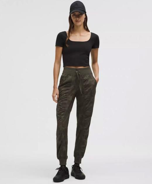 点此购买 lulu露露轻薄透气运动裤女宽松显瘦跑步休闲褶皱皮肤裤 LL 319324 商品图8