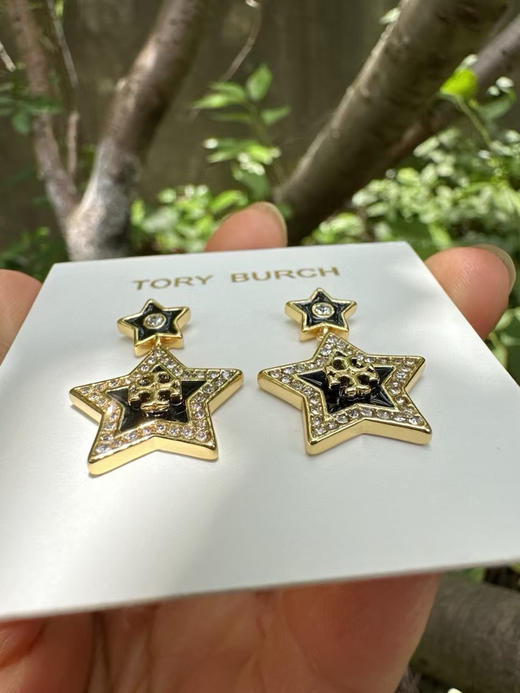 原单正品 TB密镶水钻五角星耳钉，一共是两个颜色哈，黑色和玉色 。材质:金属黄铜镀金➕进口水钻➕珐琅滴油
耳针采用防过敏医用钢针，硬度也较高
简易包装 商品图11