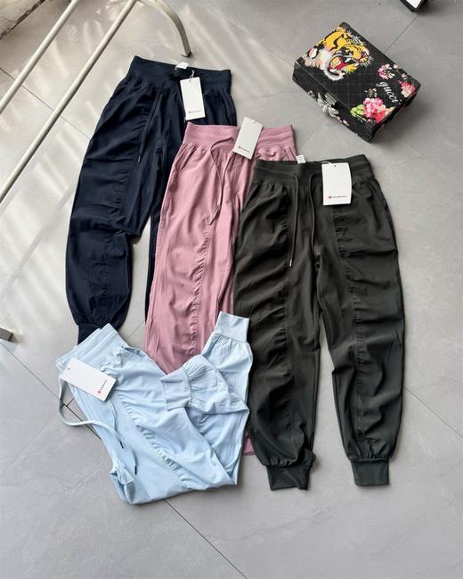 点此购买 lulu露露轻薄透气运动裤女宽松显瘦跑步休闲褶皱皮肤裤 LL 319324 商品图0