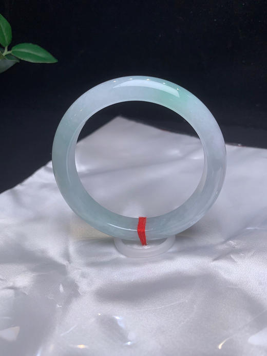 620016，57.5糯冰飘绿手镯，清新细条正圈，飘一抹色，整体种水不错 商品图0