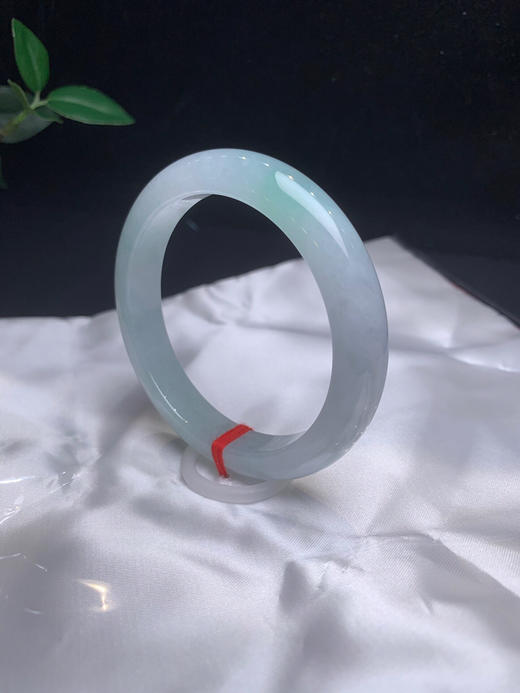 620016，57.5糯冰飘绿手镯，清新细条正圈，飘一抹色，整体种水不错 商品图3