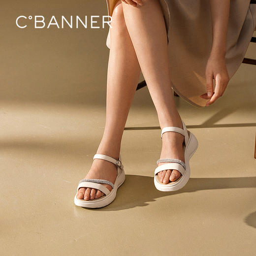 千百度厚底羊皮一字带休闲凉鞋女增高度假海边凉鞋A25399801 商品图0