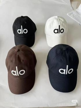 瑜伽品牌ALO的棒球帽..