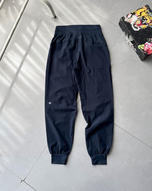 点此购买 lulu露露轻薄透气运动裤女宽松显瘦跑步休闲褶皱皮肤裤 LL 319324 商品图5