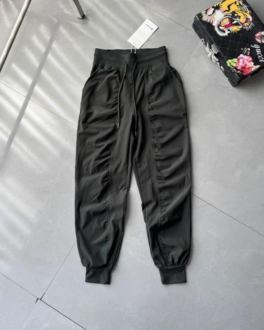 点此购买 lulu露露轻薄透气运动裤女宽松显瘦跑步休闲褶皱皮肤裤 LL 319324 商品图2