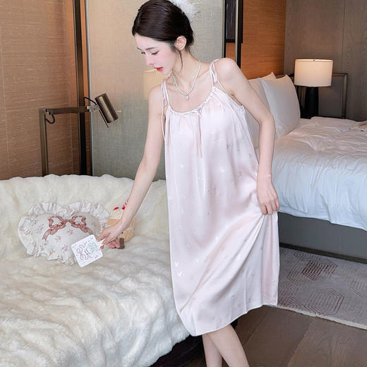 【肩带可调节】新款带胸垫蝴蝶压花中长睡裙挂脖夏季性感睡衣女士冰丝吊带短款带胸垫。ry 商品图6
