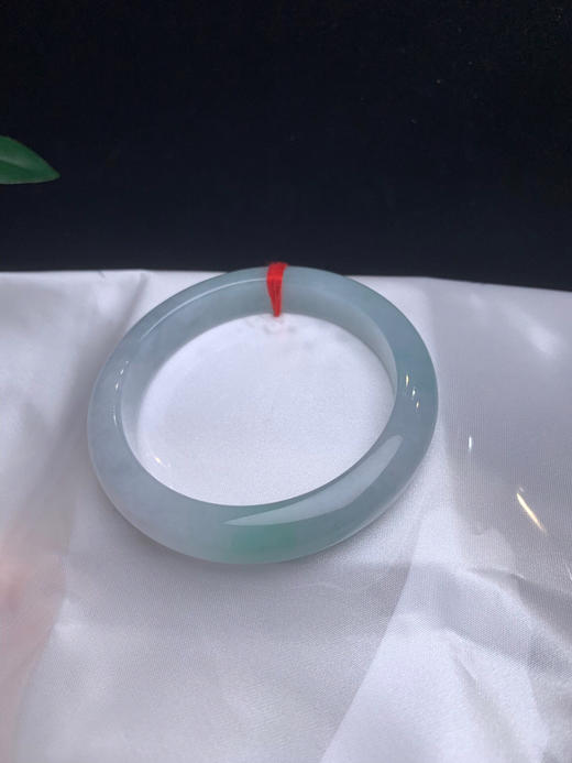 620016，57.5糯冰飘绿手镯，清新细条正圈，飘一抹色，整体种水不错 商品图4