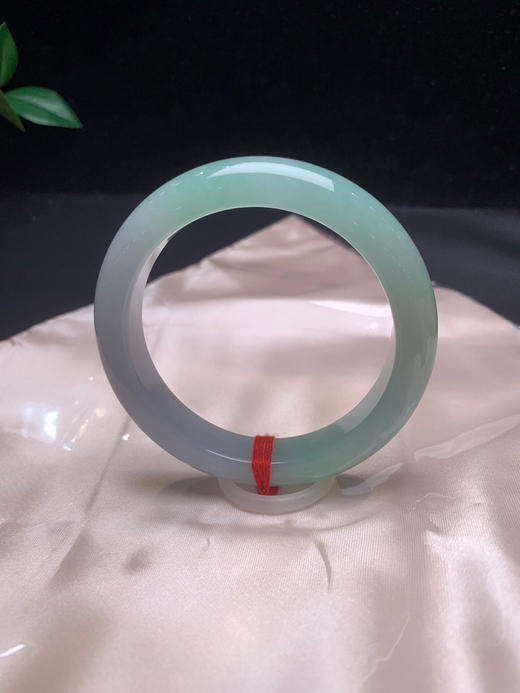 620019，54.8 冰甜绿手镯，大半圈带甜绿底，清新冰润，底子细细的 商品图3