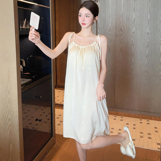 【肩带可调节】新款带胸垫蝴蝶压花中长睡裙挂脖夏季性感睡衣女士冰丝吊带短款带胸垫。ry 商品图7
