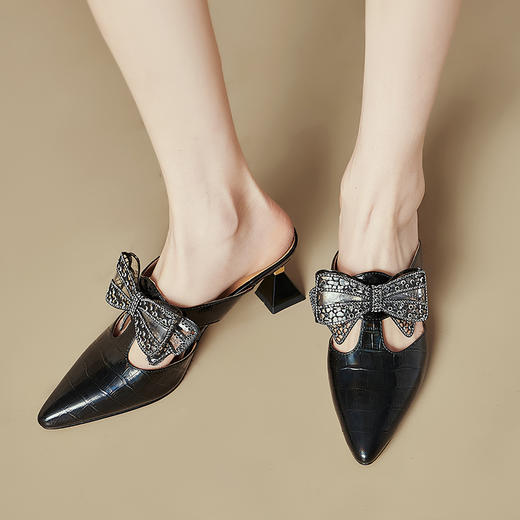 【预售5天】时尚水钻蝴蝶结高跟拖鞋女夏季真皮尖头粗跟舒适包头凉鞋女SY&223007 商品图4