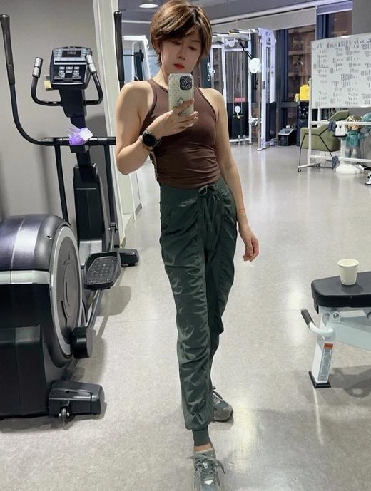 点此购买 lulu露露轻薄透气运动裤女宽松显瘦跑步休闲褶皱皮肤裤 LL 319324 商品图11