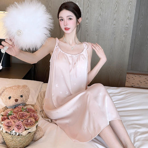 【肩带可调节】新款带胸垫蝴蝶压花中长睡裙挂脖夏季性感睡衣女士冰丝吊带短款带胸垫。ry 商品图3