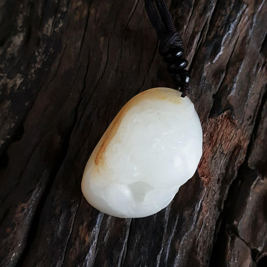 【天然正品】天然精品新疆籽料带皮瑞兽造型和田玉吊坠项链100525NJM06 现售价：2880 商品图4