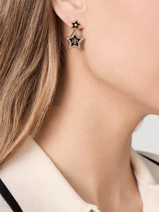 原单正品 TB密镶水钻五角星耳钉，一共是两个颜色哈，黑色和玉色 。材质:金属黄铜镀金➕进口水钻➕珐琅滴油
耳针采用防过敏医用钢针，硬度也较高
简易包装 商品图1