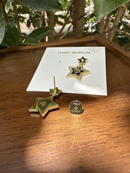 原单正品 TB密镶水钻五角星耳钉，一共是两个颜色哈，黑色和玉色 。材质:金属黄铜镀金➕进口水钻➕珐琅滴油
耳针采用防过敏医用钢针，硬度也较高
简易包装 商品图13