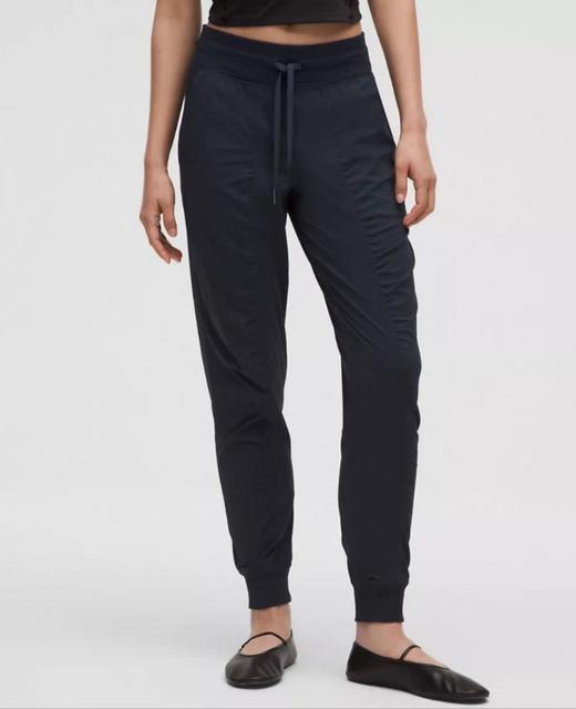 点此购买 lulu露露轻薄透气运动裤女宽松显瘦跑步休闲褶皱皮肤裤 LL 319324 商品图9