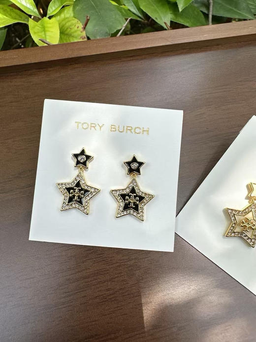 原单正品 TB密镶水钻五角星耳钉，一共是两个颜色哈，黑色和玉色 。材质:金属黄铜镀金➕进口水钻➕珐琅滴油
耳针采用防过敏医用钢针，硬度也较高
简易包装 商品图5