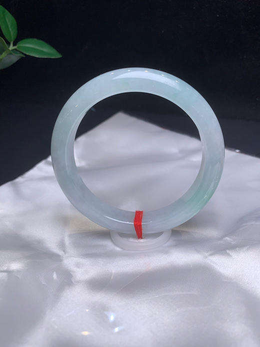 620016，57.5糯冰飘绿手镯，清新细条正圈，飘一抹色，整体种水不错 商品图2