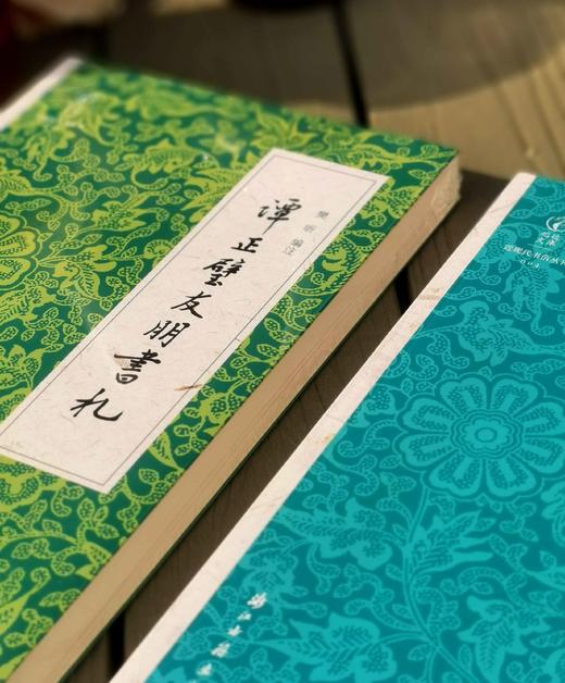 近现代书信丛刊六种：

1、	《朱铎民师友书札》；
2、	《关德栋师友书札》
3、	《梅冷生师友书札》
4、	《谭正璧师友书札》
5、	《董每戡书信辑存》
6、	《周汝昌致严中书信集》 商品图3