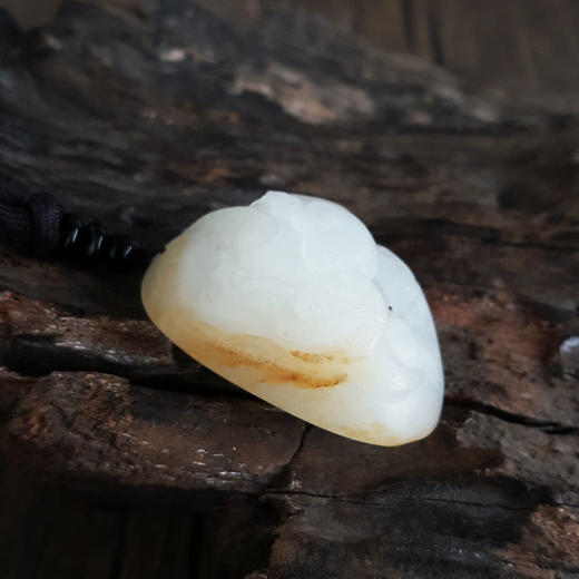 【天然正品】天然精品新疆籽料带皮瑞兽造型和田玉吊坠项链100525NJM06 现售价：2880 商品图5