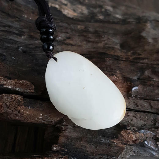 【天然正品】天然精品新疆籽料带皮瑞兽造型和田玉吊坠项链100525NJM06 现售价：2880 商品图6