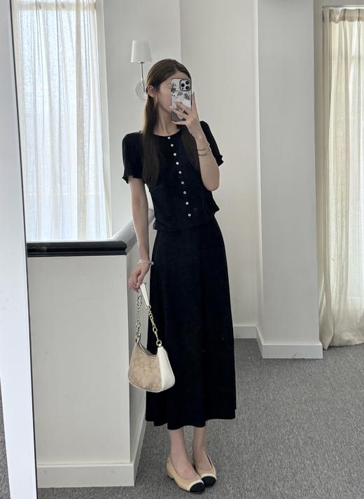 随身携带我的风景｜简约通勤 黄金比例 单排贝壳扣简约设计 针织肌理面料 套装 黑色 商品图1