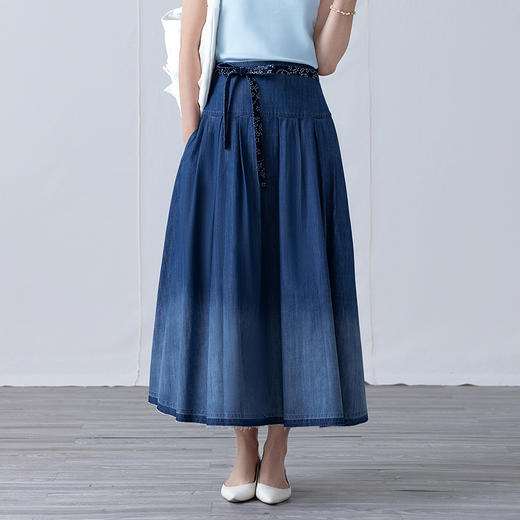 【林栖设计小店】【现货】牛仔棉半身裙配蓝印花布腰带百搭渐变色2025夏季新品裙子1952108B（配送可拆卸腰带） 商品图0