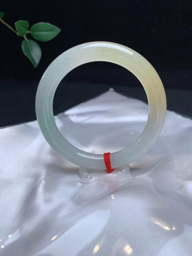 620027，52.5黄加绿细圆条，清秀纯净有特色，一截清新黄翡局部飘一些浅绿，整条润润的，干净