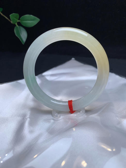 620027，52.5黄加绿细圆条，清秀纯净有特色，一截清新黄翡局部飘一些浅绿，整条润润的，干净 商品图0