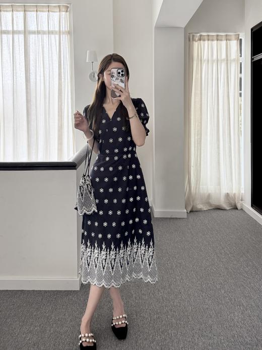 随身携带我的风景｜谧蓝花语复古绣花V领连衣裙 100%纯棉 藏青花色 商品图0