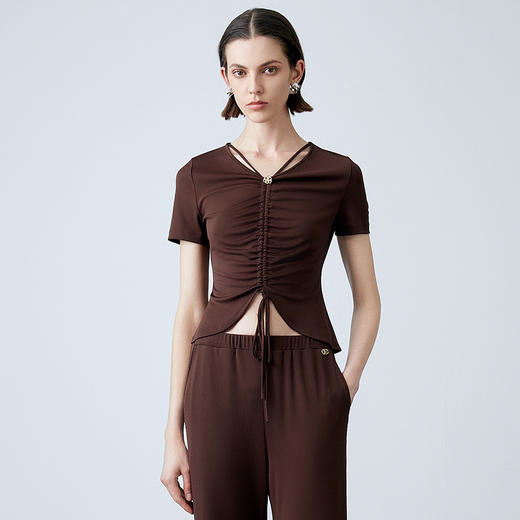 EITIE爱特爱夏季新款设计感抽绳收腰显瘦V领短款上衣T恤7802504 商品图1